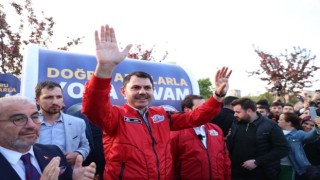 Maltepe Sahilde yürüyüş yapan Bakan Kurum gençlerle basketbol oynadı