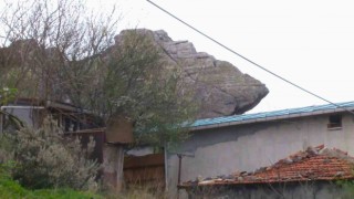 Maltepede dev kaya kabusu, parça parça düşüyor