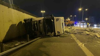 Maltepede kontrolden çıkan tır yol ayrımından D-100 kara yoluna düştü: 1 yaralı