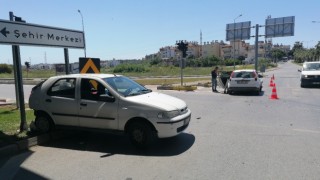Manavgatta 2 otomobil çarpıştı:1 yaralı