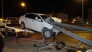 Manavgatta alkollü sürücünün kullandığı otomobil bariyere ok gibi saplandı: 1 yaralı