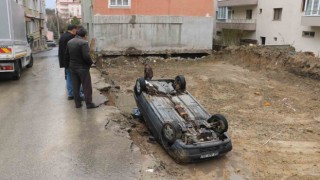 Manevra yaparken fark edemeyip inşaat temeline düştü