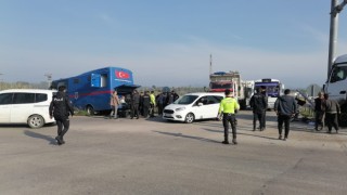 Manisada cezaevi nakil aracı tırla çarpıştı: 6sı asker 9 yaralı