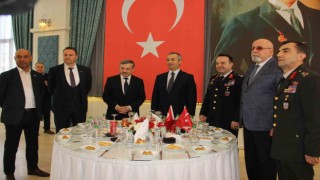 Manisada resmi bayramlaşma töreni düzenlendi