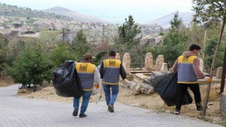 Mardinde Ramazan Bayramı öncesi mezarlıklarda temizlik ve bakım çalışması