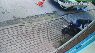 Marketin önünde duran motosikleti güpegündüz çaldı