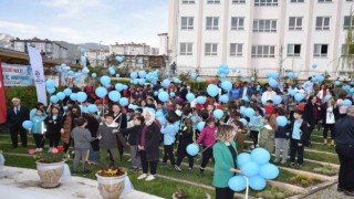 Mavi balonlar otizm farkındalığı için gökyüzüne bırakıldı