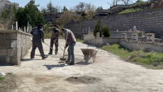 Melikgazide mezarlıklar bayrama hazırlanıyor