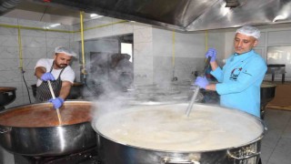 Menemen Belediyesi Aşevinden her gün 10 bin kişilik sıcak yemek