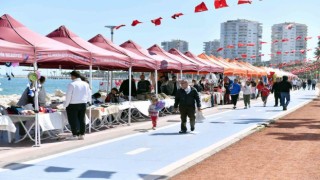 Mersin Büyükşehir Belediyesinin stantlarında bu kez depremzede üreticiler yer alıyor