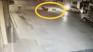 Mersinde 2 kişinin yaralandığı kaza güvenlik kamerasında