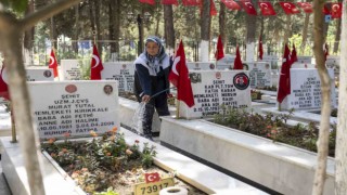 Mersinde bayram öncesi mezarlık ve ibadethaneler temizlendi