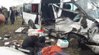 Mersinde minibüs ile hafif ticari araç çarpıştı: 1 ölü, 9 yaralı