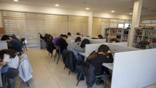 Mersinde öğrenciler, sınava okuma salonlarında çalışıyor