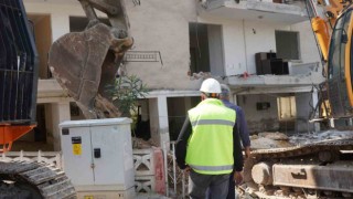 Mersindeki riskli yapının yıkımına devam ediliyor