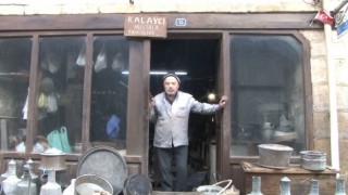 Mesleğinin son temsilcilerinden kalaycı Mustafa usta zanaatini yarım asırdır yaşatıyor