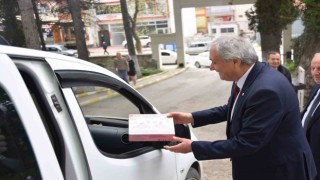 Mezarlık ziyaretine gelen vatandaşların bayramını kutladı