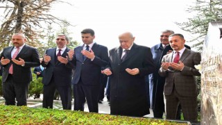 MHP lideri Bahçeli, Alparslan Türkeşin kabrini ziyaret etti