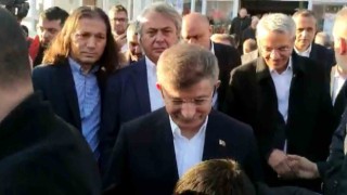 Millet Caminde bayram namazını kılan Davutoğluna depremzede tepkisi