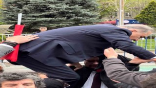 Milletvekili adayı miting alanına girmek için bariyerlerin üzerine çıktı