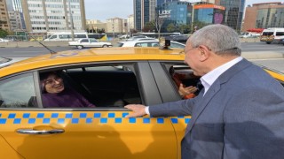 Milletvekili adayları sabah işe giden vatandaşlara kahvaltı ikramında bulundu