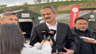 Milli Eğitim Bakanı Mahmut Özer, çadır sınıflarda incelemelerde bulundu