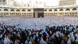 Milyonlarca Müslüman Kabede bayram namazını kıldı
