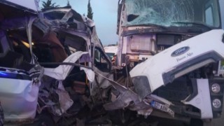 Minibüs ile kamyon çarpıştı: 1 ölü, 4 yaralı