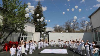 Minik öğrenciler depremde hayatını kaybedenler için gökyüzüne balon bıraktı