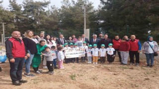 Minik öğrenciler depremde yaşamını yitiren sporcular adına narenciye fidanı ekti