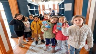 Minik öğrencilerin kütüphane heyecanı