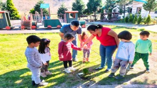 Minikler depremde hayatını kaybeden öğrenciler anısına fidan dikti