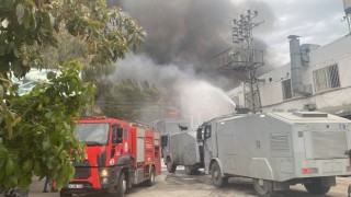 Mobilya atölyesinde yangın, ekipler müdahale ediyor