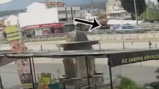 Motosikletin araca çarptığı kaza güvenlik kamerasına yansıdı