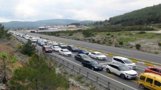 Muğlada kilometrelerce tatilci kuyruğu