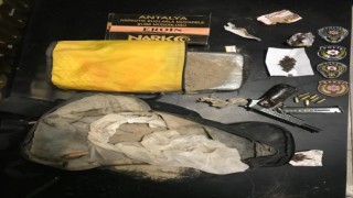 Namluya sürülü silah elindeyken kovalamacada yakalandı, sokağa attığı çantadan 5,5 kilo eroin çıktı