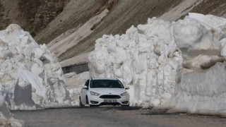 Nemrut Krater Dağında 5 metrelik kar tünelleri