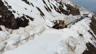 Nisan ayında 5 metre kar ile mücadele