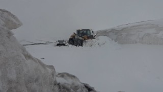 Nisan ayının son gününde kar geri döndü, ekipler 1 metreyi aşan karla mücadele etti