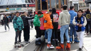 Nostaljik tramvayda paten kuyruğu