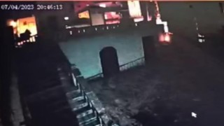 Nusaybinde minareye isabet eden yıldırım kameraya yansıdı