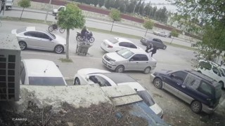 O anlar kamerada: Yanındaki şahsı tekmeledi, aracın önüne atladı