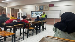 Öğrencilere trafik kuralları ve emniyet kemerinin önemi anlatıldı