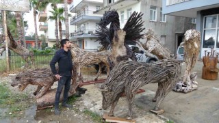 Orman yangınından kalan atık ağaç parçalarını ev aksesuarlarına çevirdi