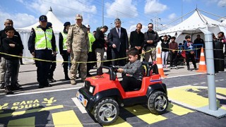 Osmaniye'de Depremzede çocuklar, Jandarma Trafik tırında eğlendi