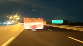 Otobanda motosiklet sürücüsünün tehlikeli yolculuğu