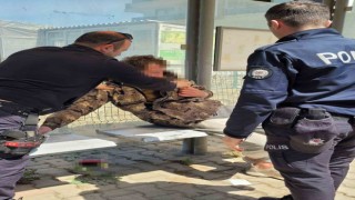 Otobüs durağında uyuyakalan turist polisi harekete geçirdi