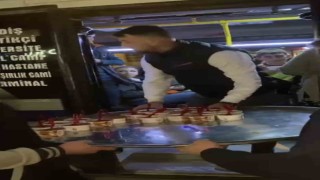 Otobüsleri durdurup yolculara helva ikram ettiler