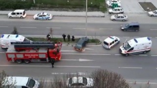 Otomobil aydınlatma direğine çarptı: 3 yaralı