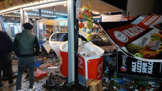 Otomobil bir dükkanın manav reyonuna böyle girdi: 1i ağır 2 yaralı